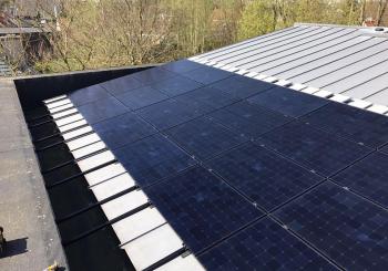 zonnepanelen op zink dak in Zwevegem